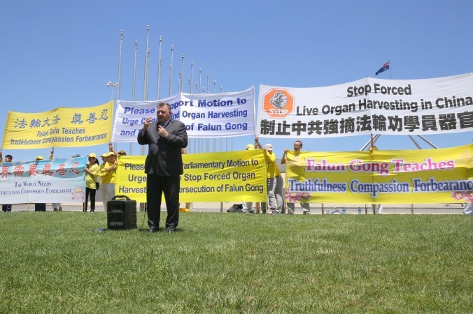 Mr Craig Kelly, member of parliament for Hughes, speaks at Capital Hill spoke to the rally about "why I have been proud to be co-chairmen of the Parliamentary group against forced organ harvesting.” Canberra, Australia, Nov. 21, 2016. (Linda Zhang/Epoch Times)